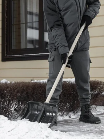 Лопата снегоуборочная Сибртех 61697 с черенком 380х360х1420мм