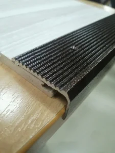 Порожек угол с зубцами 44х23мм медь 2,0м У7.11