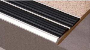 Двойная полоса противоскользящая алюминиевая 79,4х4,8 мм, с ЧЕРНОЙ резиновой вставкой (2 резинки), д