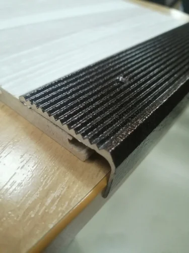 Порожек угол с зубцами 44х23мм медь 1,0м У7.9