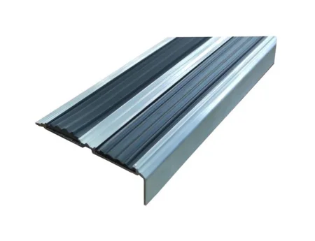 Порожек угол двойной противоскользящий алюминиевый 81х25 мм, с ЧЕРНОЙ резиновой вставкой, длина 2 м.