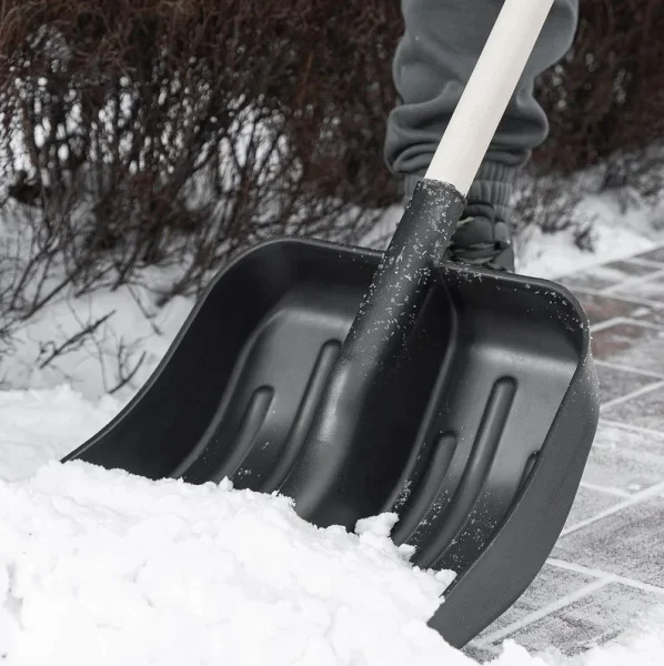 Лопата снегоуборочная пластиковая 360х405х1550мм дерев. черенок Сибртех 61566