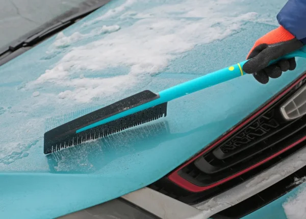 Щетка для уборки снега автомобильная Amigo Grande val Alpina 71120 разборная с силиконовой щетиной