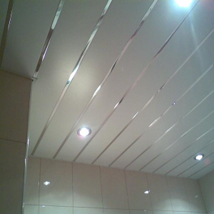 Комплект потолка для туалета 1,35х0,9м эк AN85A белый матовый с раскладкой хром